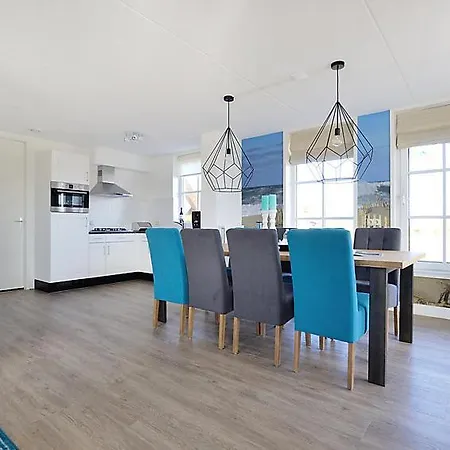 Sleeps 8 Wifi Holiday home *